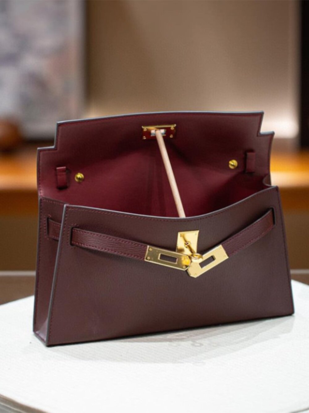 Luxe Leather Shoulder Bag & Clutch | Elegant Structured 90s Aesthetic - Picture 8 of 9